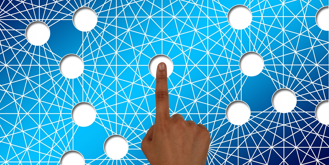 Fehér vonalak, háló közepén egy kinyújtott mutatóujjú kéz